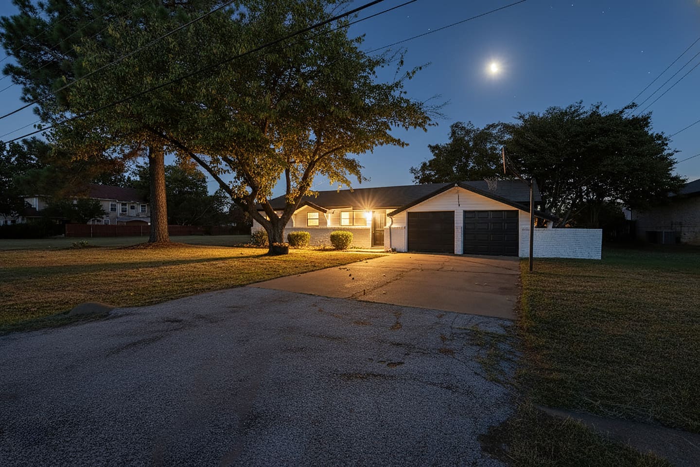 Charming Grand Prairie getaway with 3 bedrooms, 2 bathrooms, and room for 6 guests. Enjoy a large backyard, two car garage, an oversized driveway, family-friendly layout, and easy access to EpicCentral, Six Flags, and AT&T Stadium.