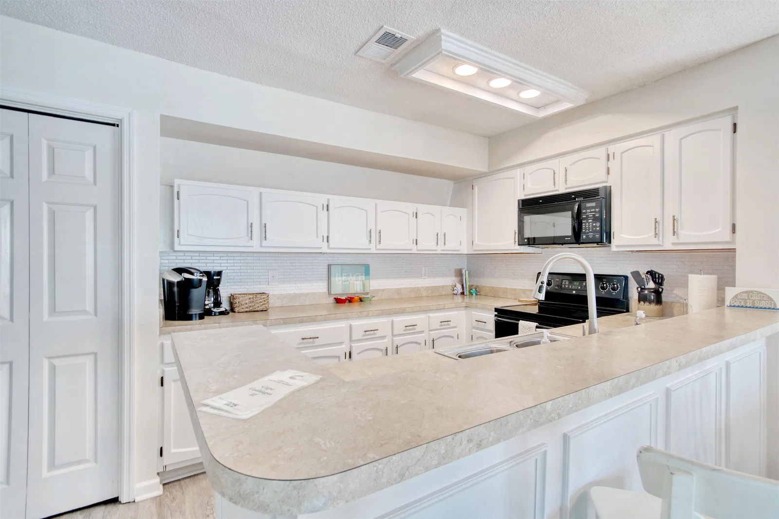 Fully equipped kitchen with breakfast bar