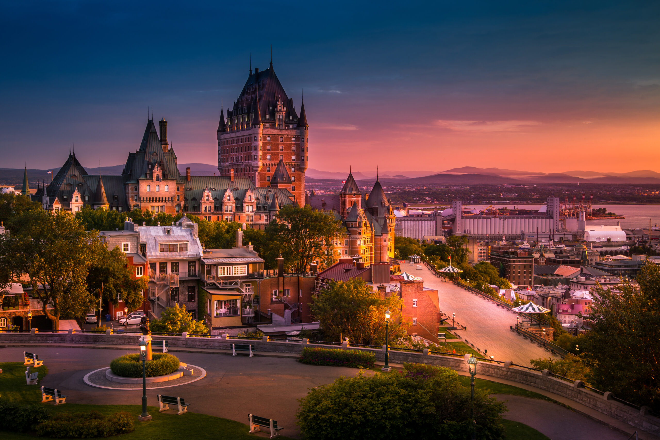 Le Château Frontenac et le Vieux-Québec au coucher du soleil