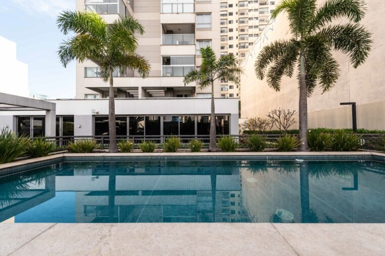 Piscina do condomínio com ambiente tranquilo e acesso livre para hóspedes — diferencial exclusivo da sua locação.