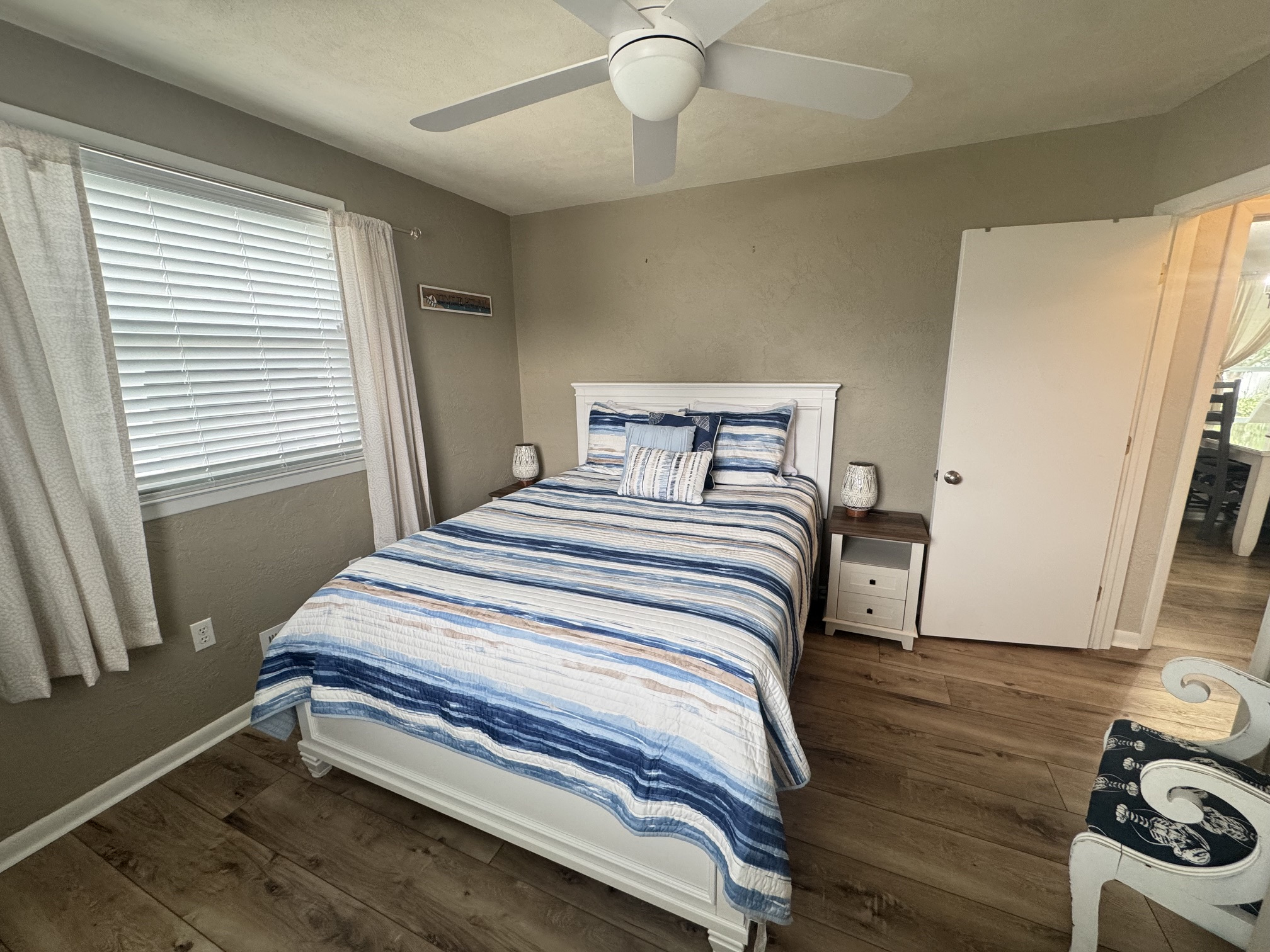 Queen_Bedroom_Striped_Bedding