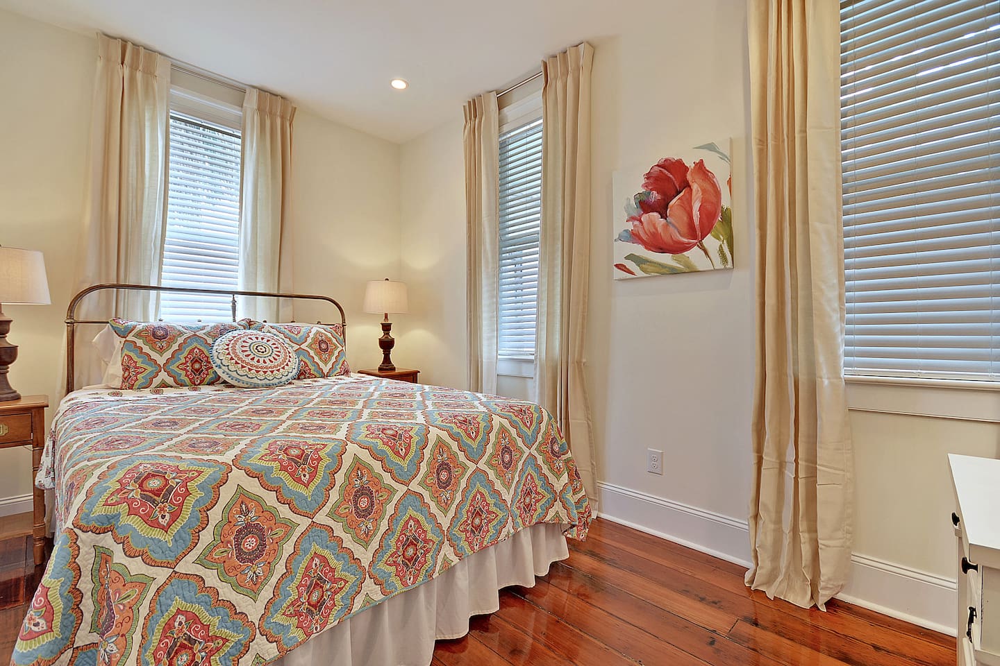 Bedroom 1 - Queen Bed