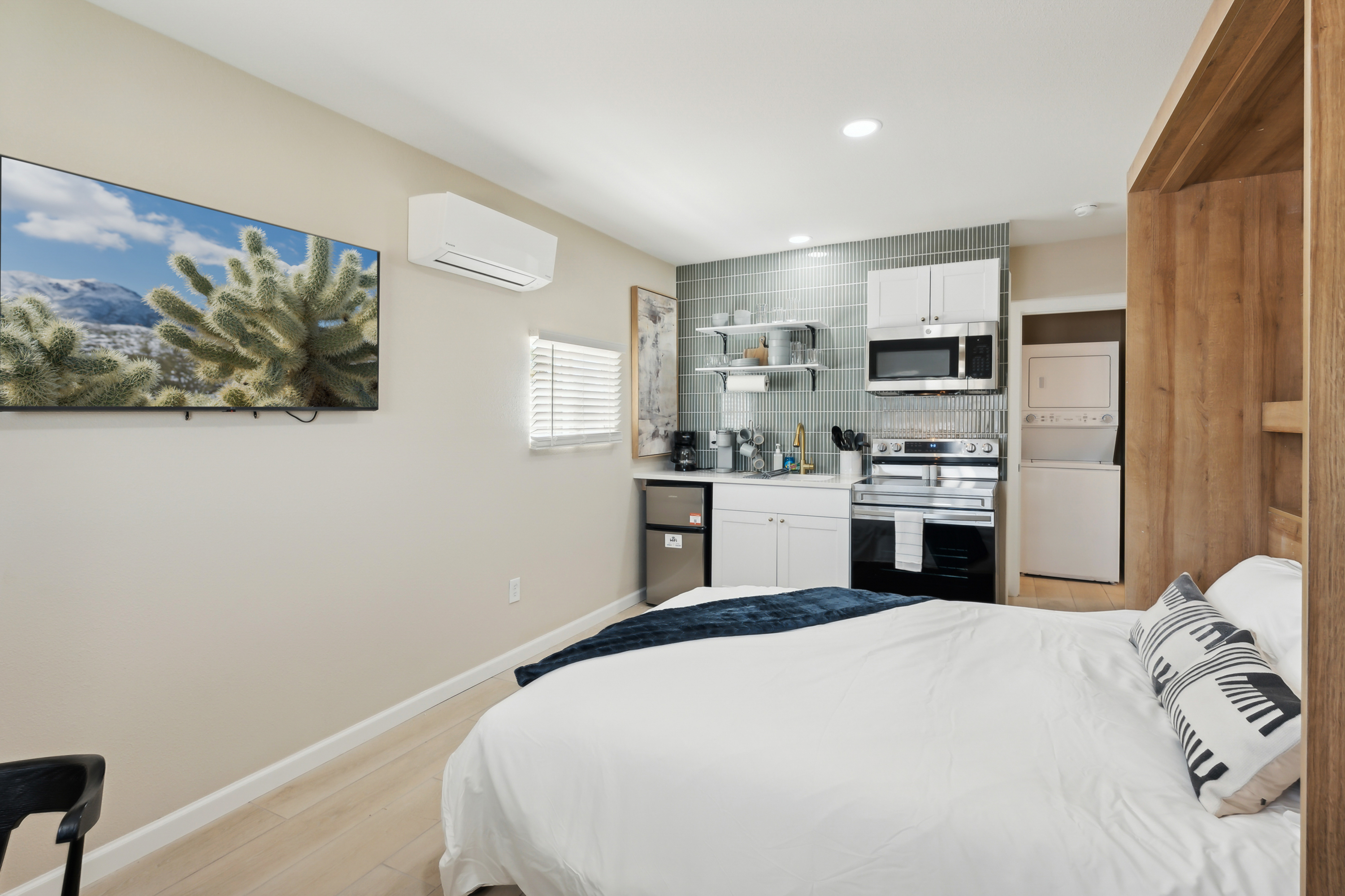 Modern Studio | Private Patio | Near airport 5