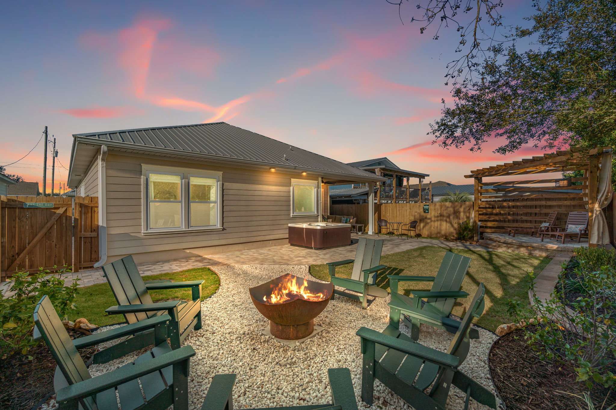 S’mores anyone?? Enjoy the fire pit and chairs as you spend quality time with family and friends! 