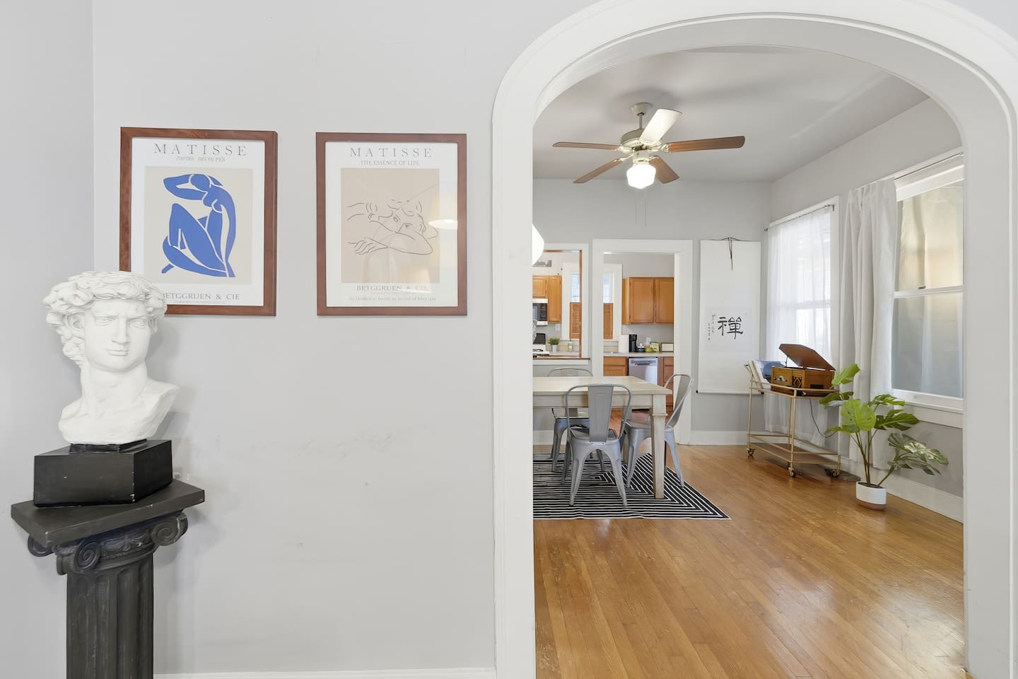 Spacious Walk into the beautiful Tree house..