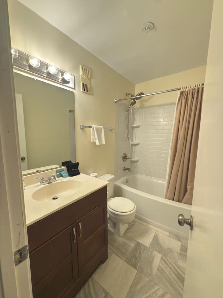 Second bathroom with tub