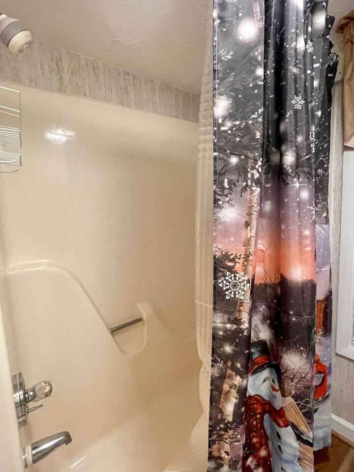 shower/tub combo in bathroom