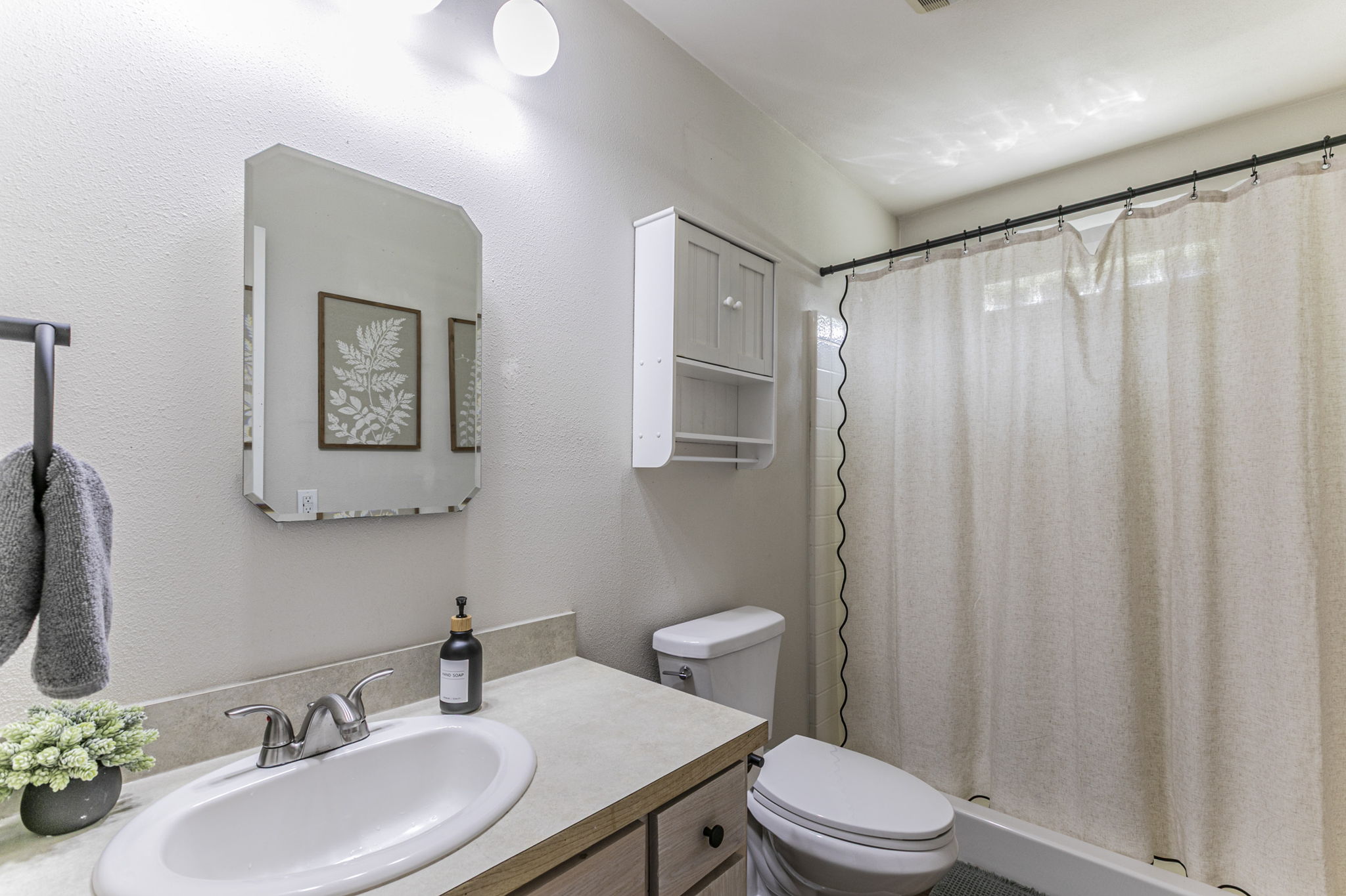 Main floor full bathroom