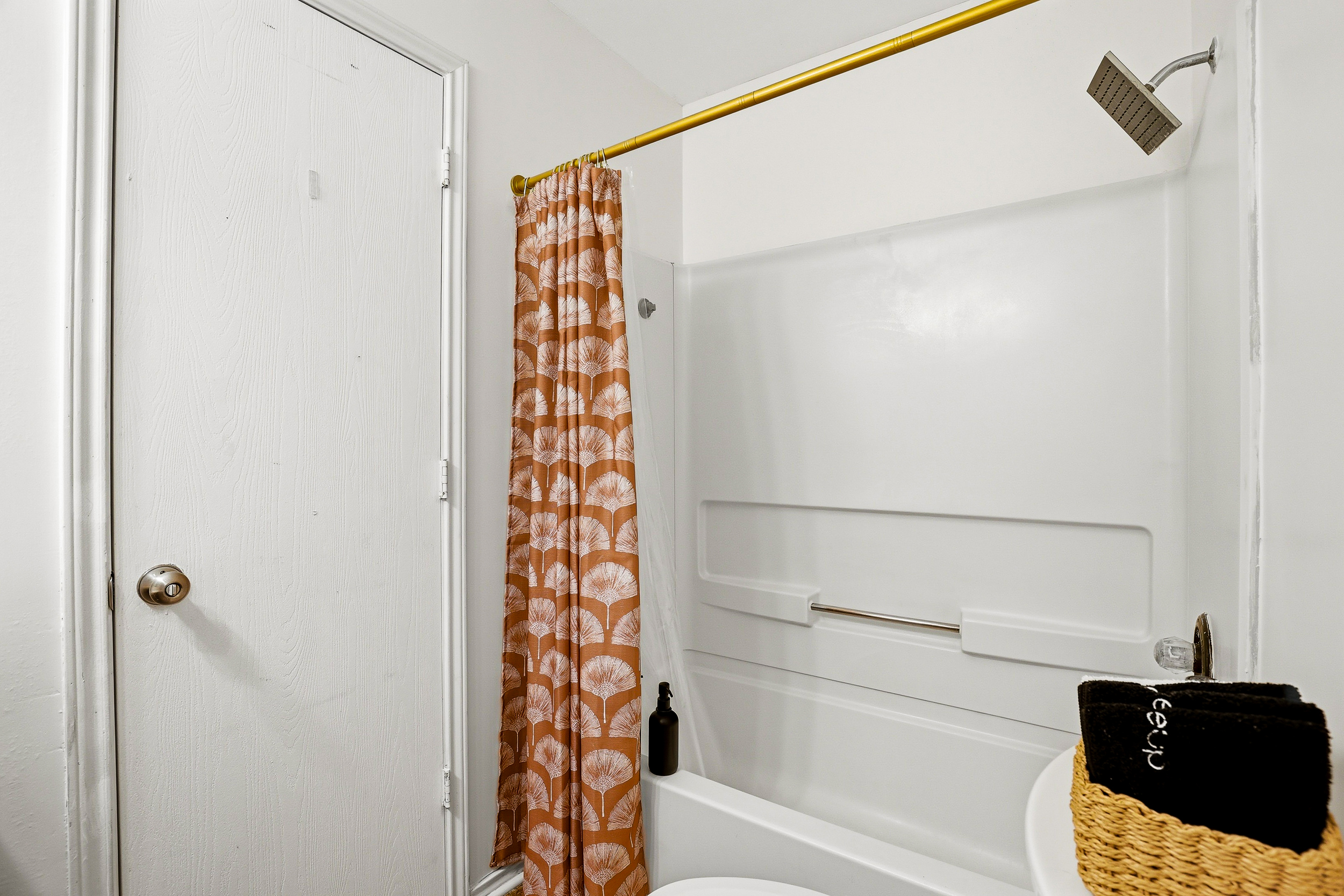Bathroom 2 features a rain-style showerhead and full soaking tub — the perfect wind-down after a day at SeaWorld or Six Flags. Clean, bright, and stocked with all essential toiletries.