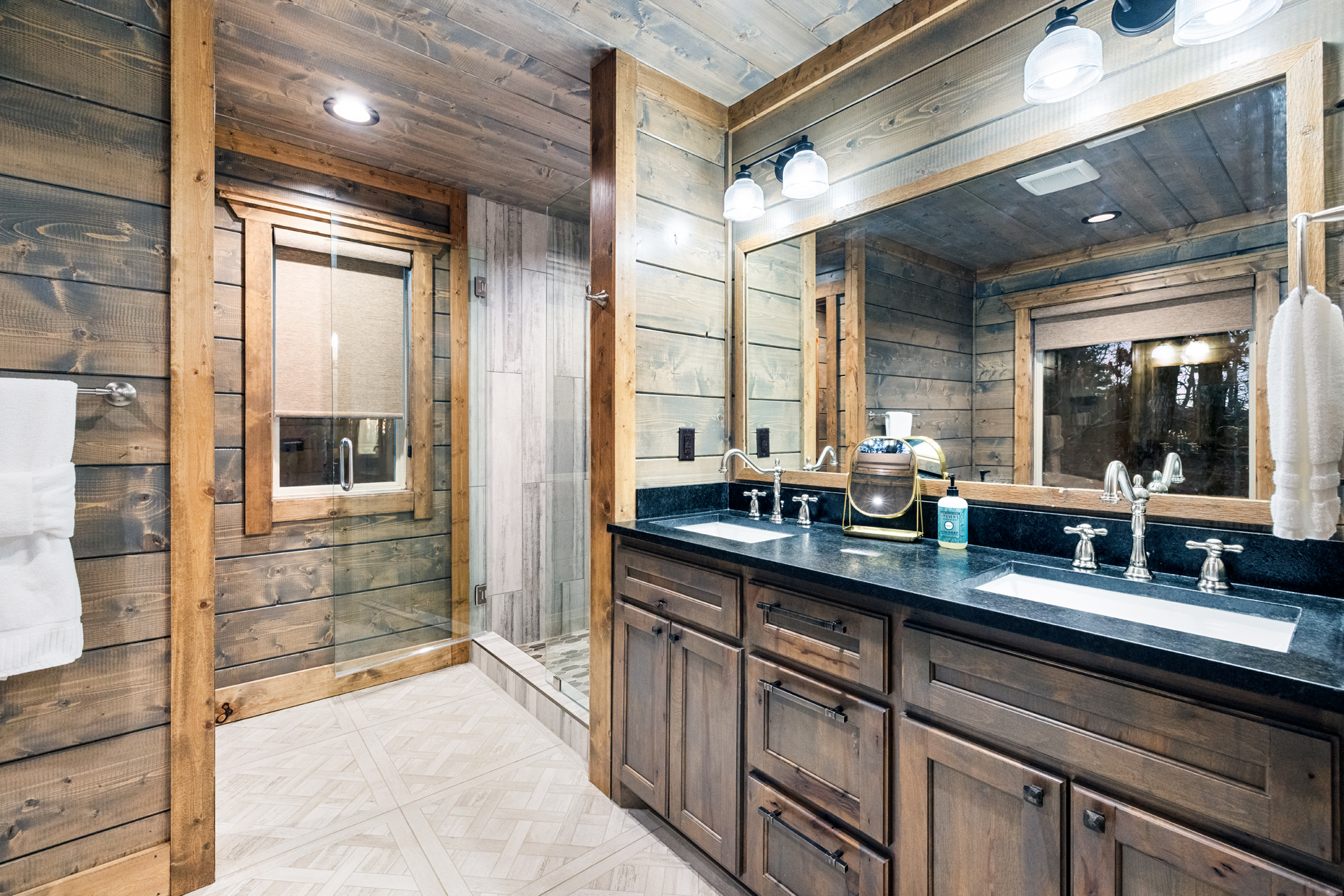 Spacious bathroom with modern finishes and rustic luxury details