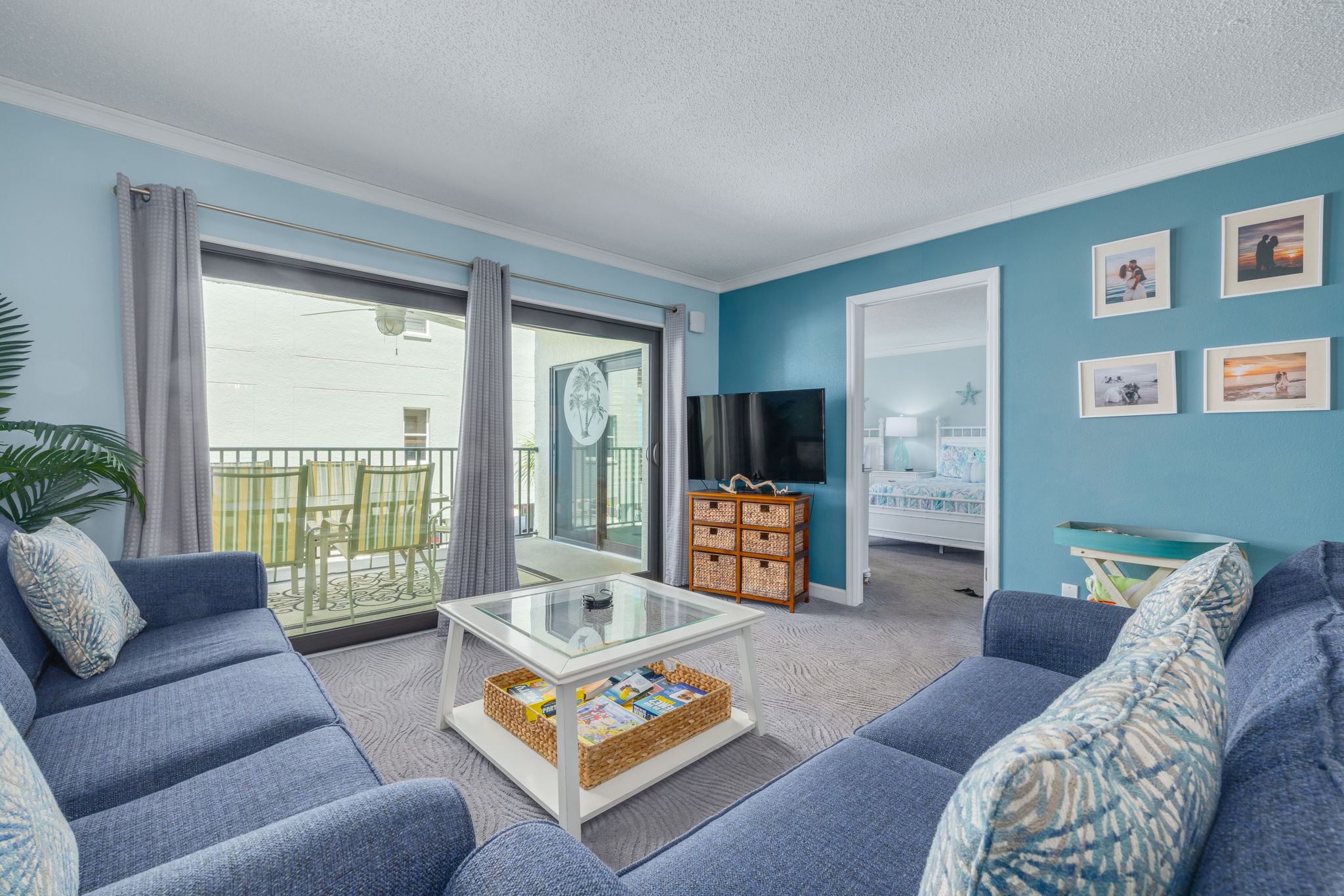 Newly Renovated Condo, Heated Pool overlooking Mad Beach 3