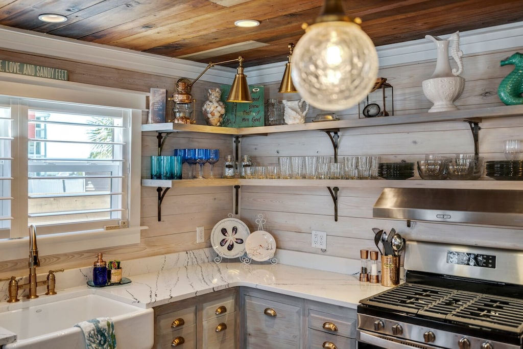 Lots of dishware to accomodate your needs.