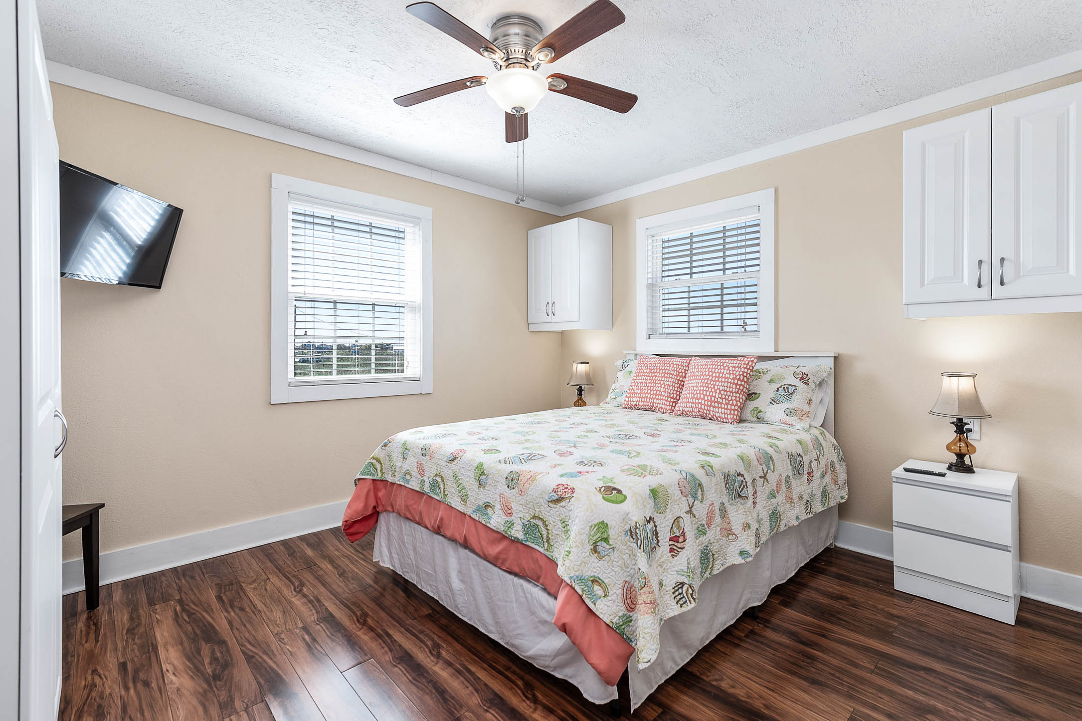Bedroom 2 with Queen bed