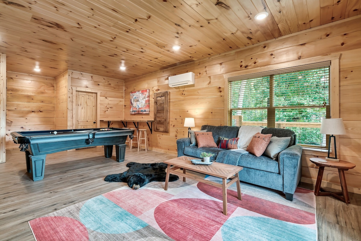 Life sized Connect 4, pool table, large smart TV, books and games are all fun! 