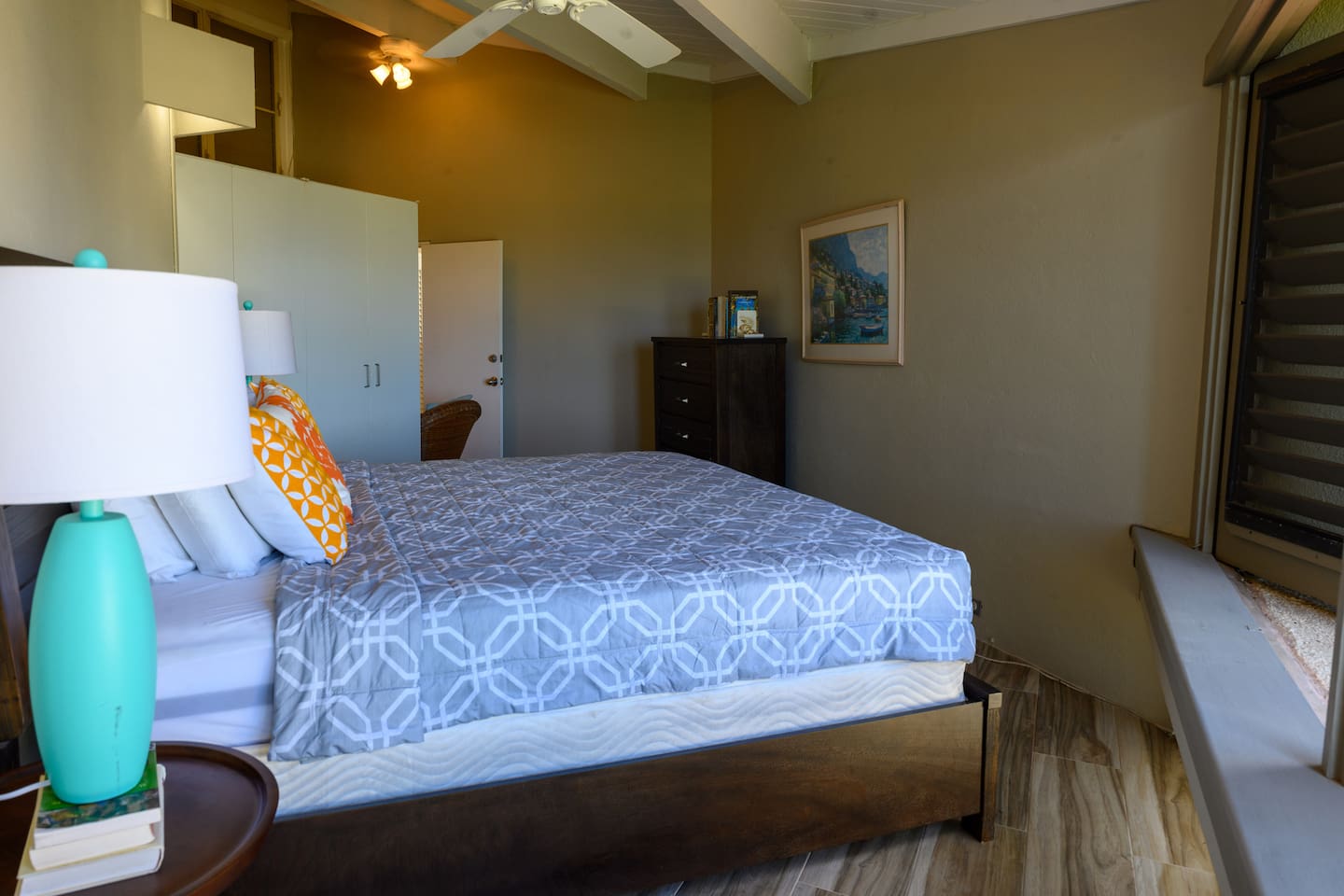 Master bedroom (angle 2)