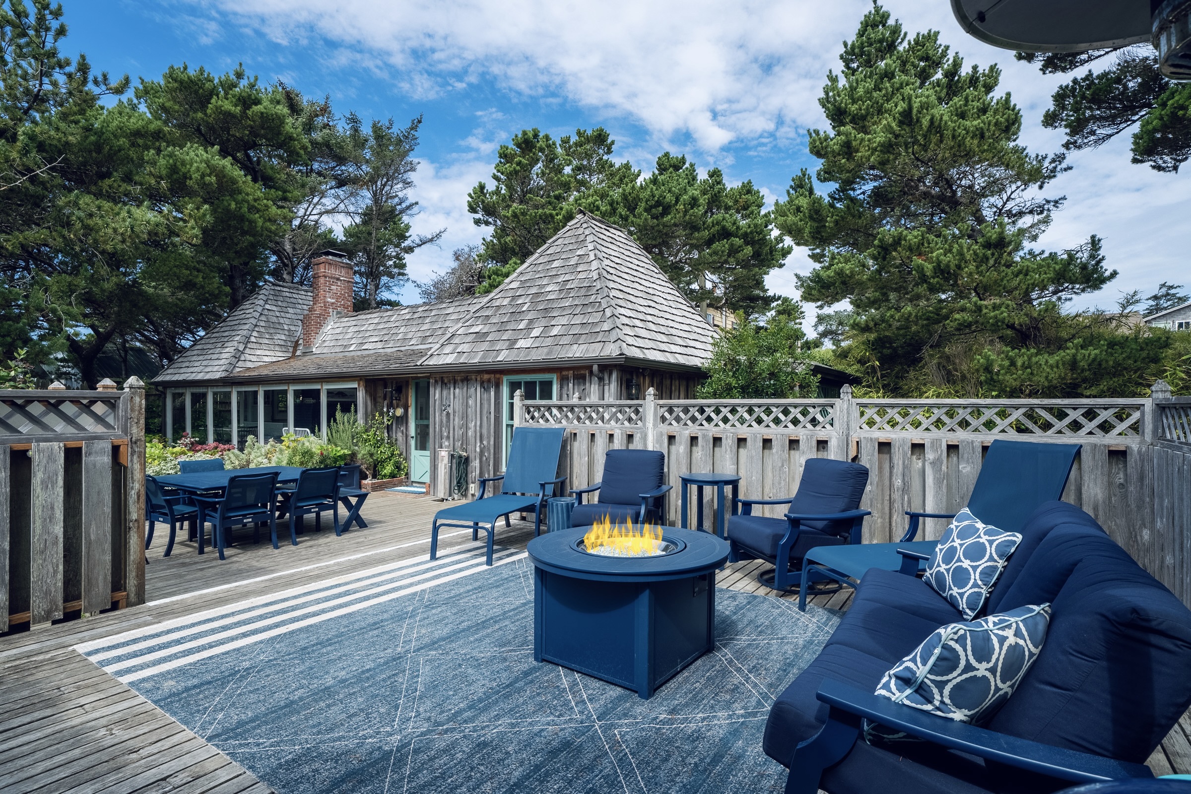 BACK DECK WITH PROPANE FIRE TABLE