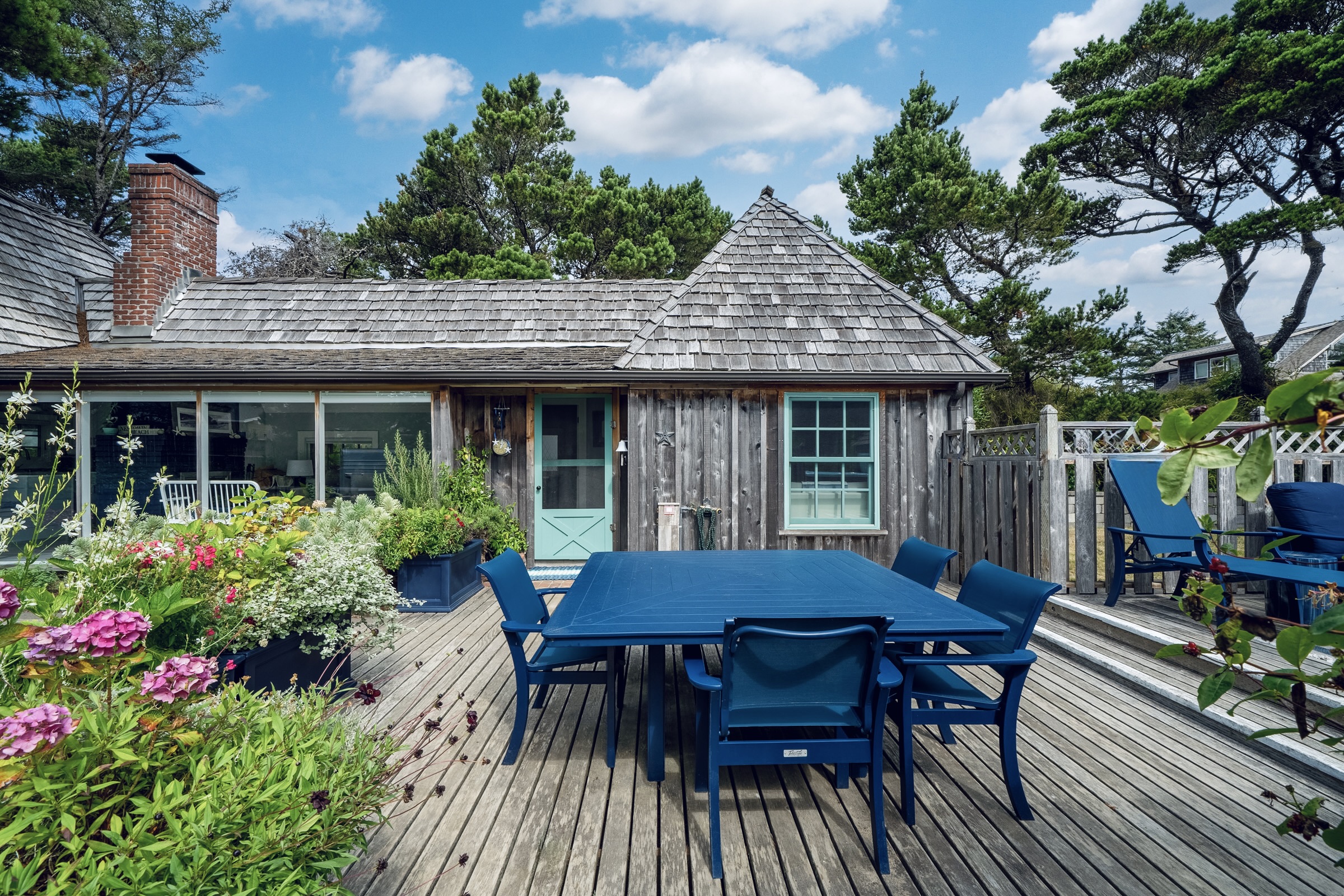 EXPANSIVE BACK DECK