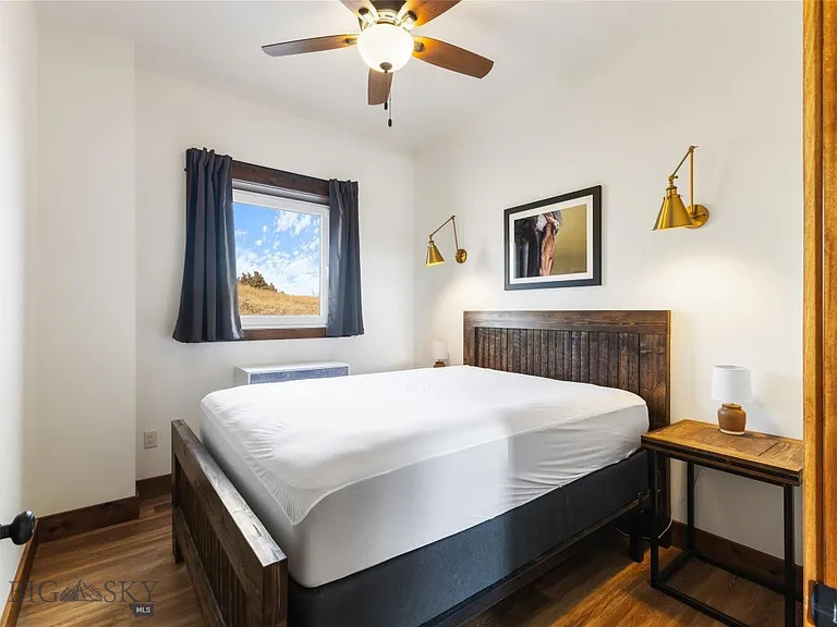 The master room featuring a queen size bed.