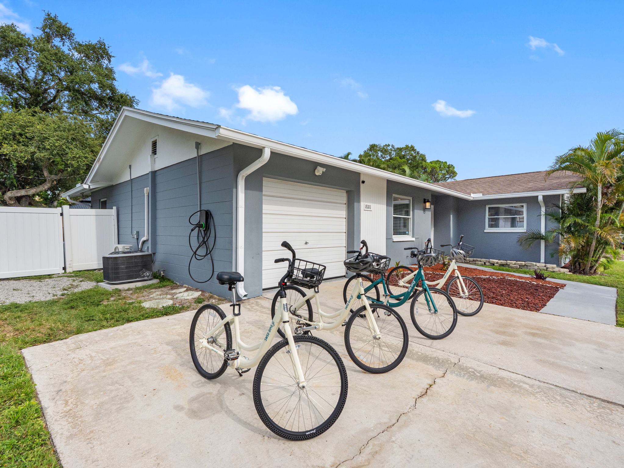 With multiple adult bikes available, you can enjoy carefree rides around the neighborhood or along the Pinellas Trail.