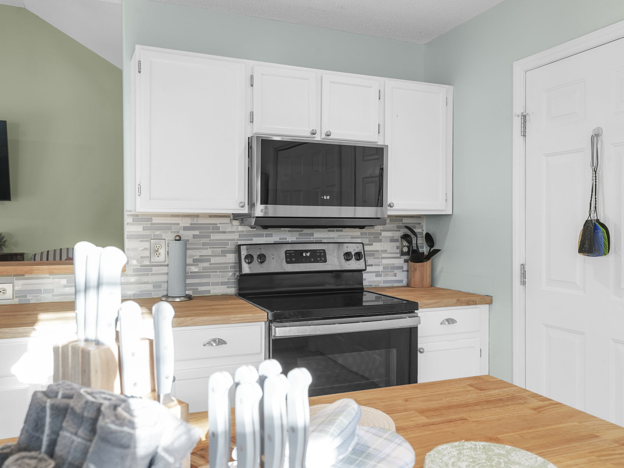 Stove, Microwave, Knife Blocks