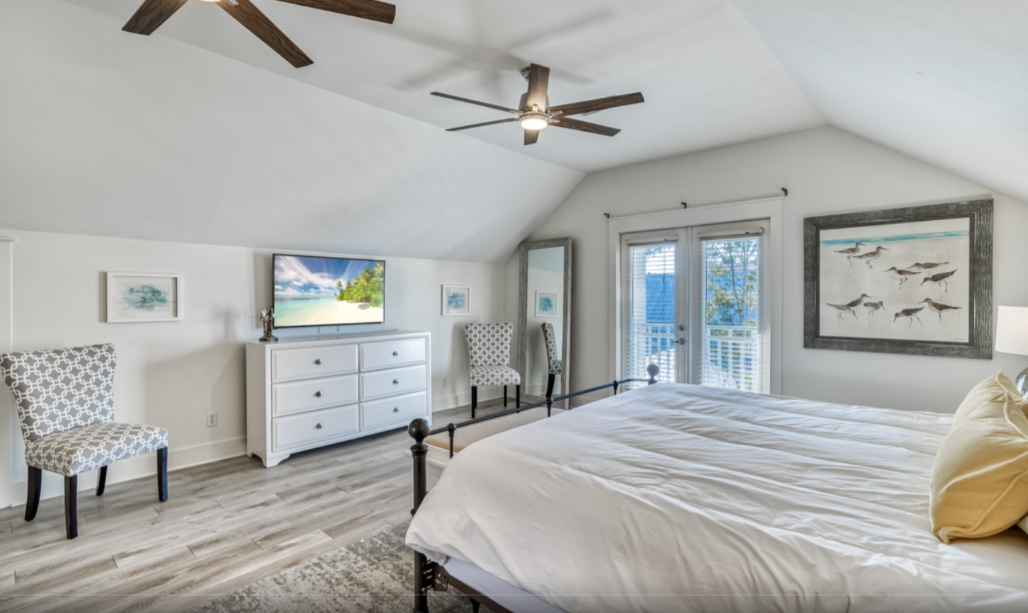 3rd floor Primary Suite - King Bed