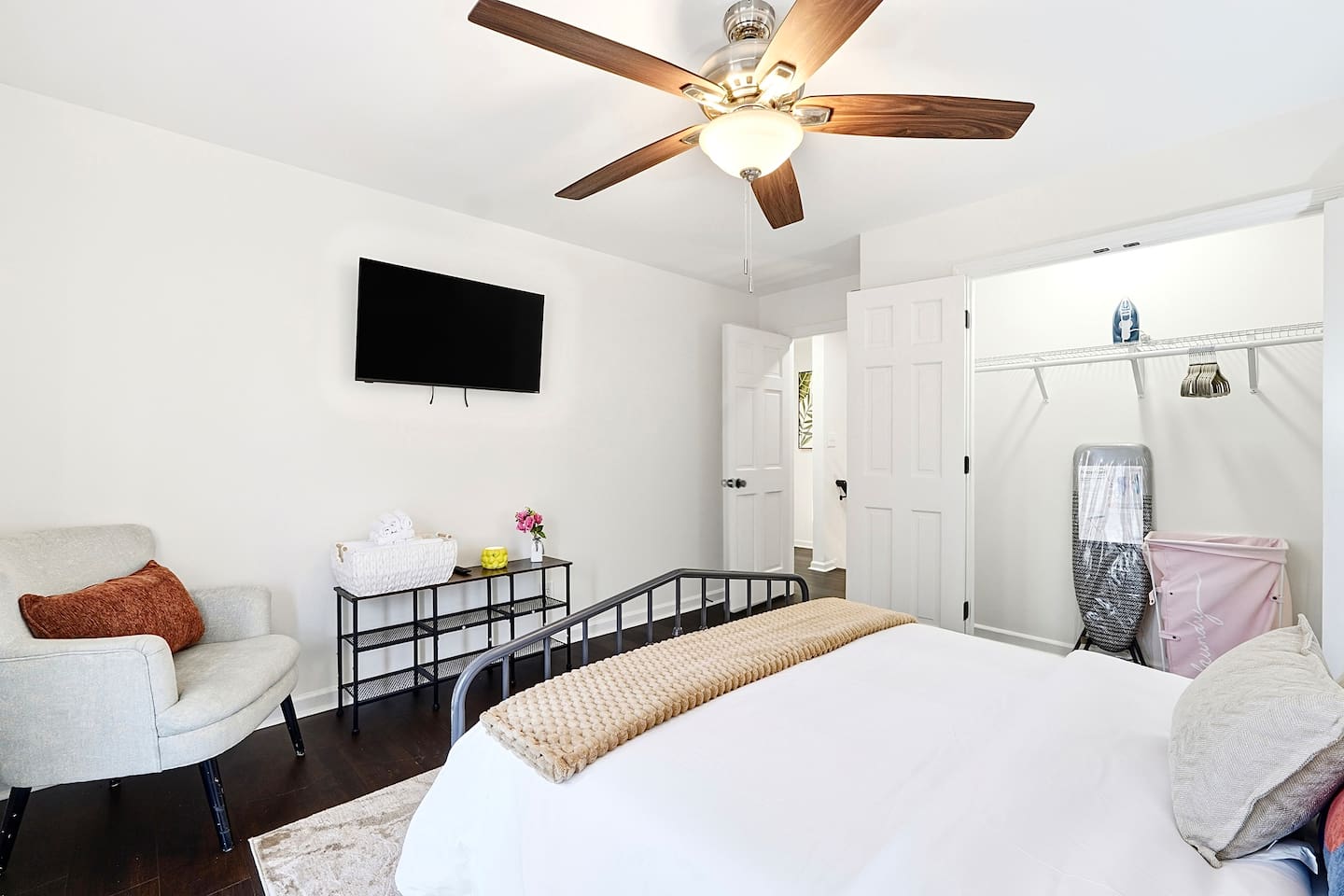 This upstairs bedroom sits just left of the stair landing and offers a ranch-inspired design, double bed, and a smart TV for relaxing evenings. This room includes 2 full-body towels, 2 washcloths, and 2 hand towels for your stay.