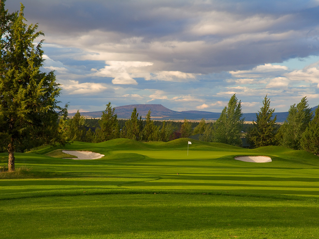 Eagle Crest Resort is a golfer's paradise with the Ridge & Resort Championship golf courses, and 18 hole Pare-63 Challenge course, driving range and 18 hold putting course.