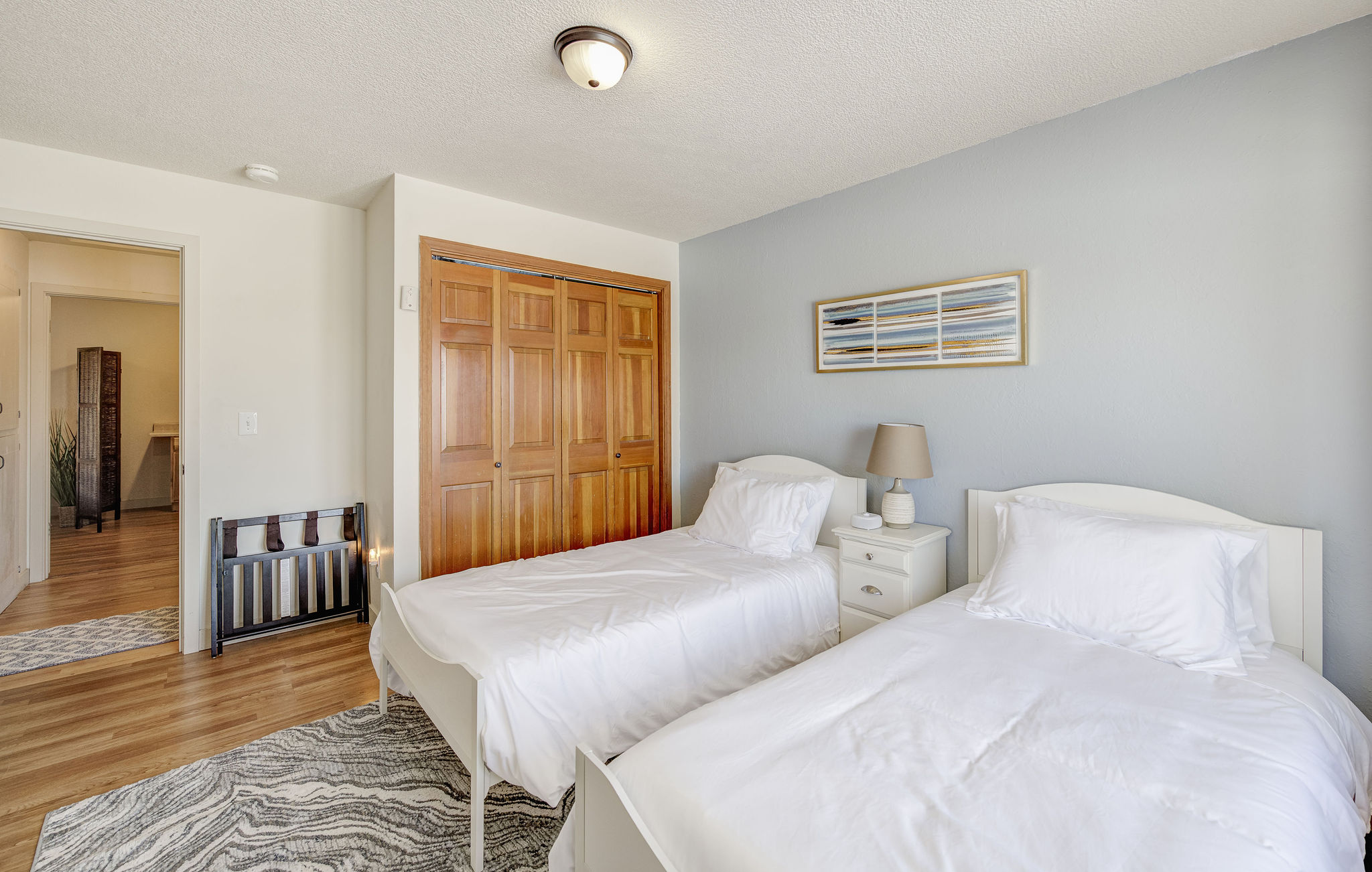 Kids bedroom with 2 twin beds