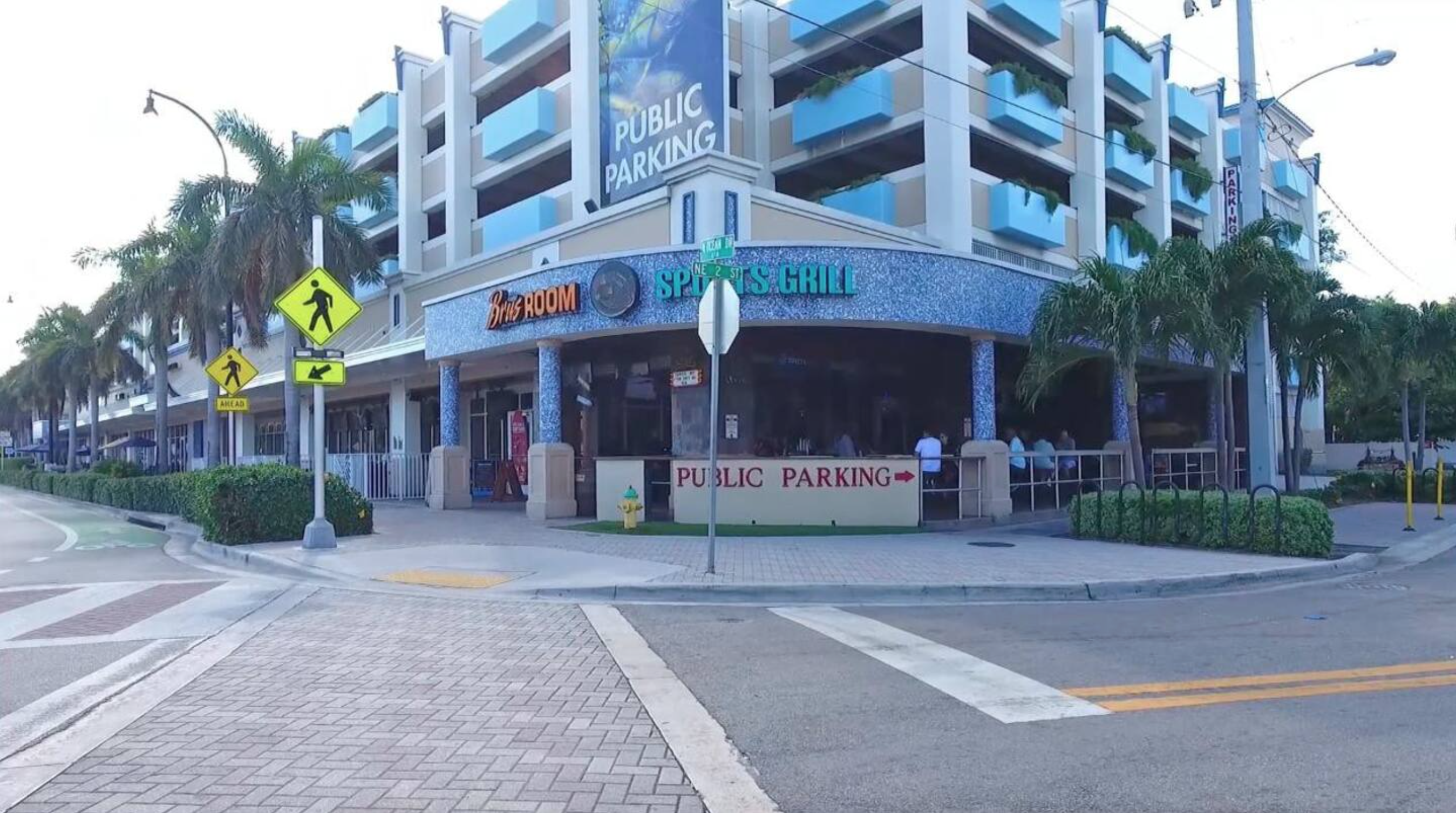 Walk to the center of this cluster of restaurants along N. Ocean Drive within 10 minutes!