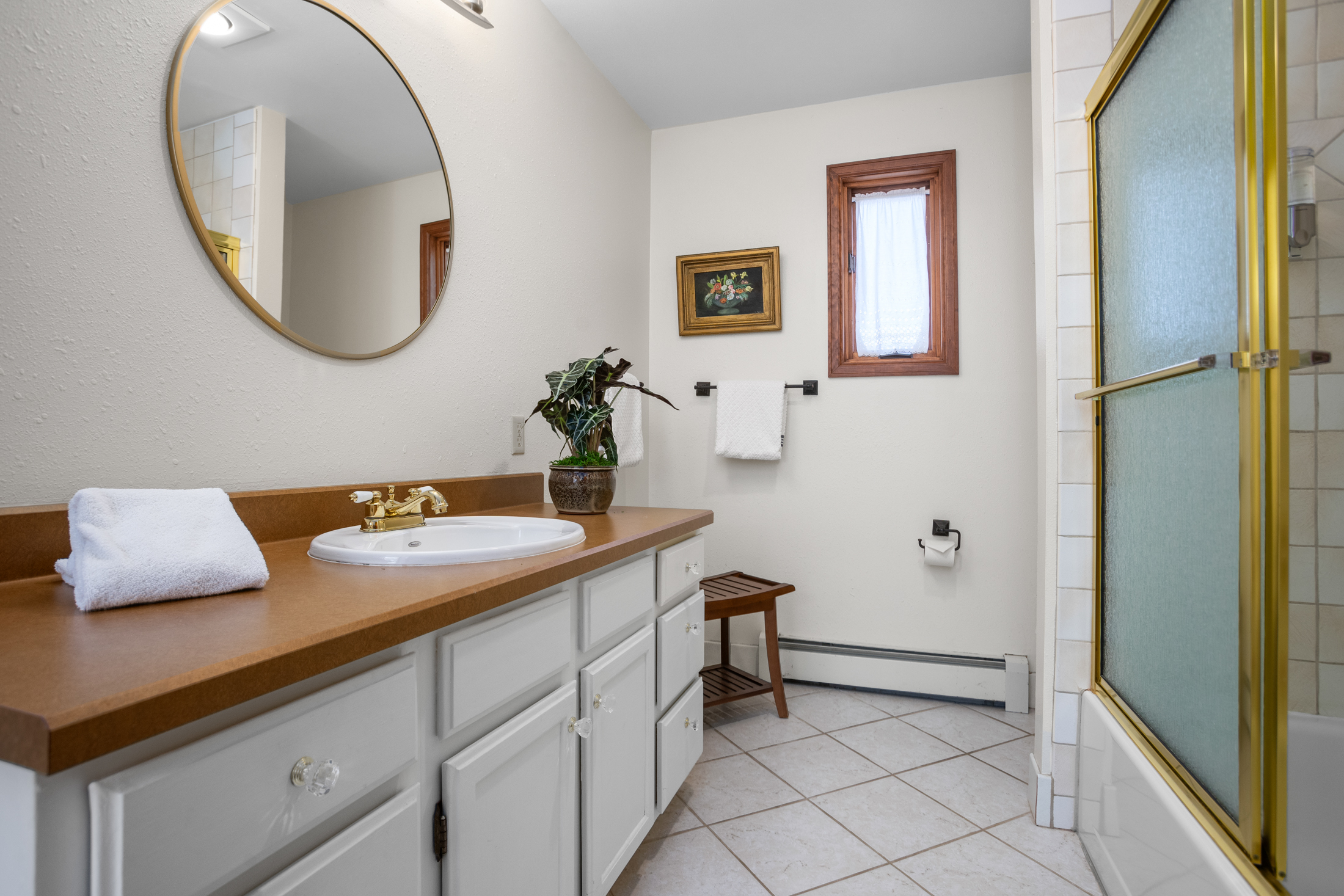 Ground Level - Ensuite Bathroom 1 - Bathtub and Shower