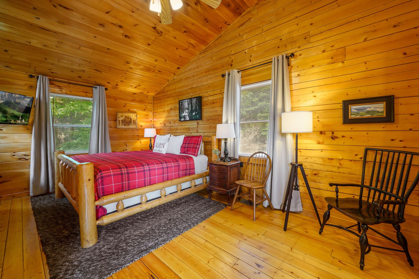 The top level master bedroom has a king bed, an ensuite full bathroom, 2 person jacuzzi tub, 43" smart TV and beautiful views!