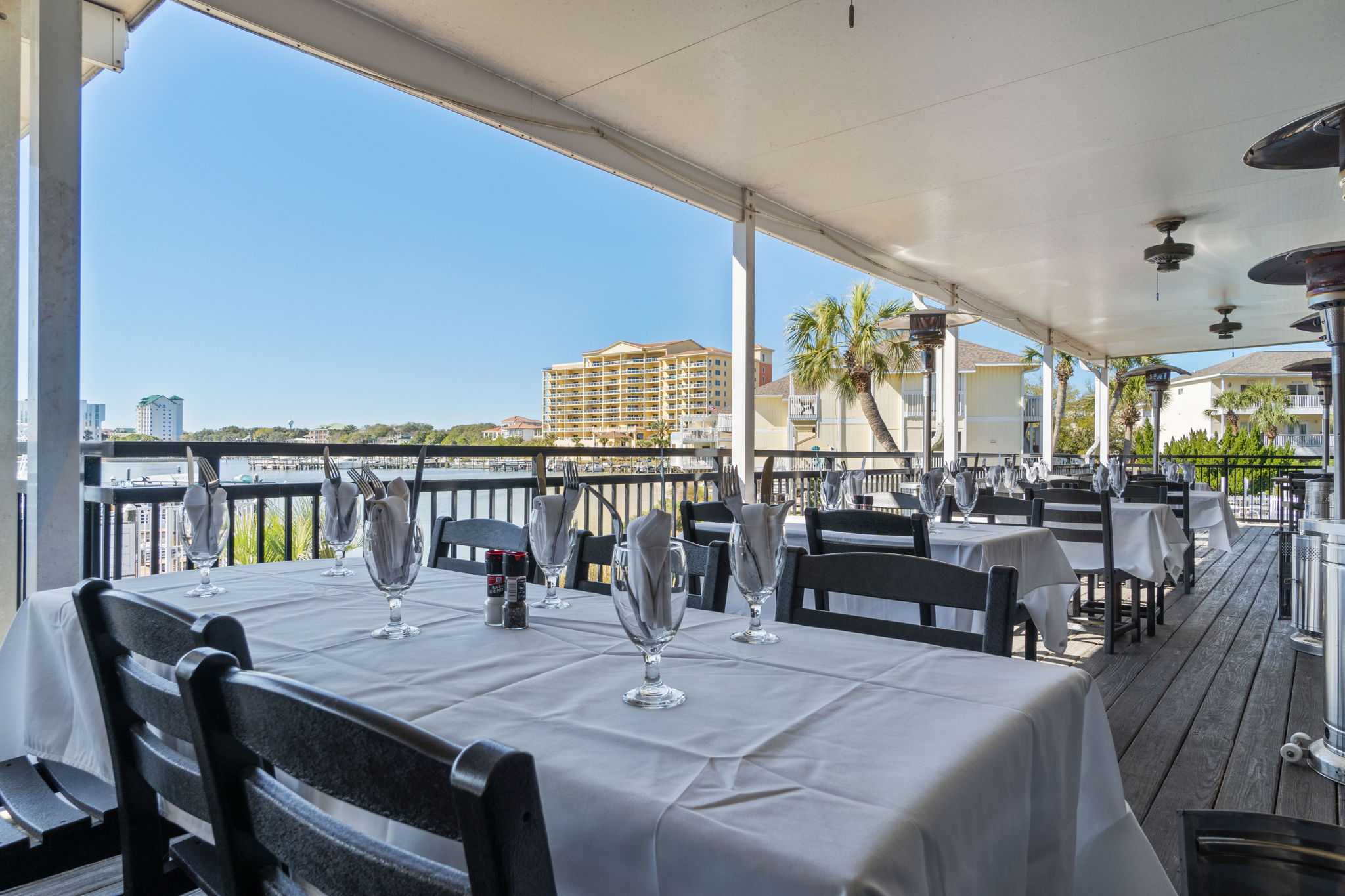 Dinner with a view! ✨ Award-winning dining at Louisiana Lagniappe, located right on the property. There’s nothing quite like enjoying fresh, local seafood on the deck as the sun sets over the harbor.