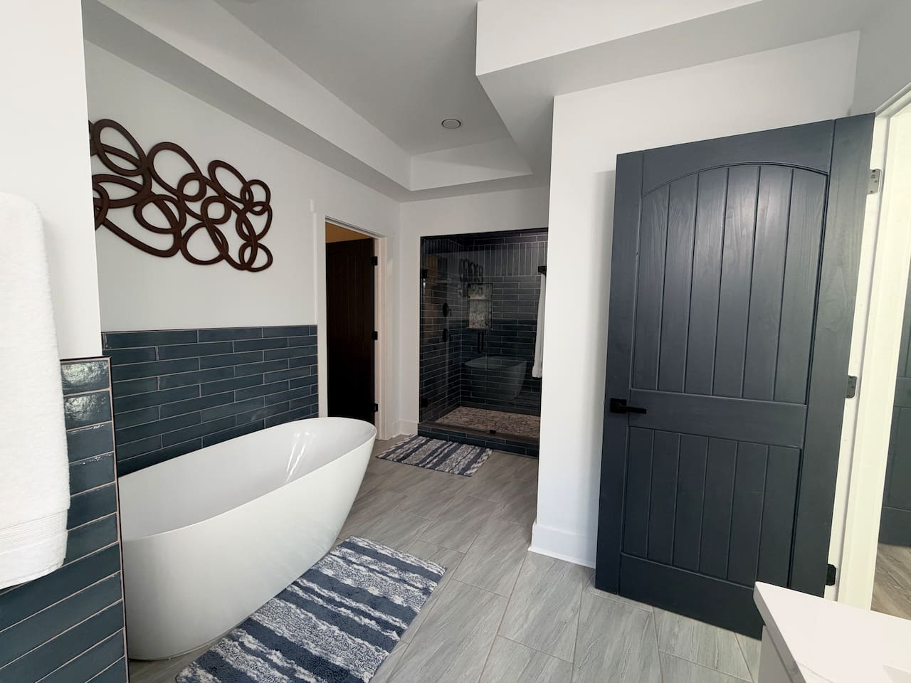 Shared bathroom between bedroom 1 and 2.