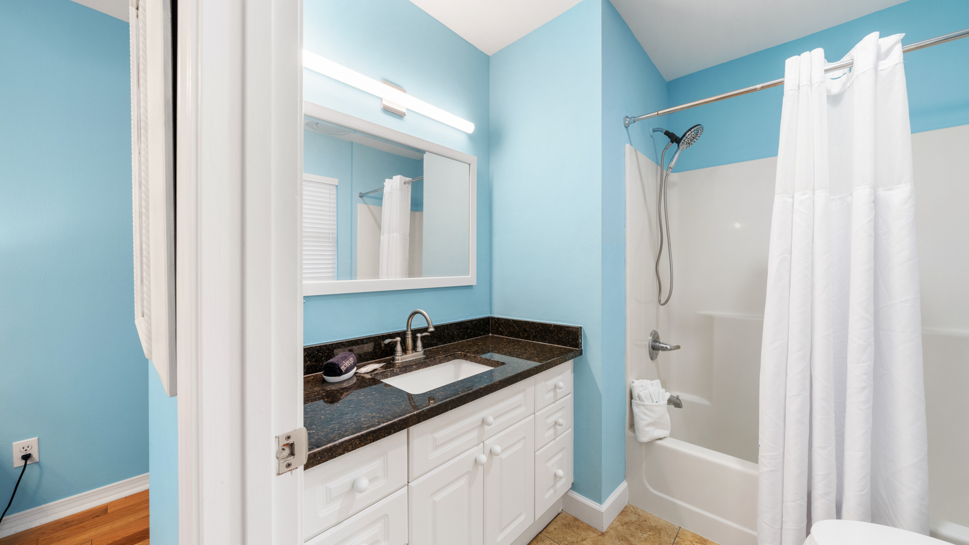 Surf Room (Master Bathroom - 2nd Floor)