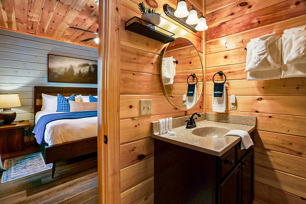 En-suite bathroom to one of the king bedrooms downstairs