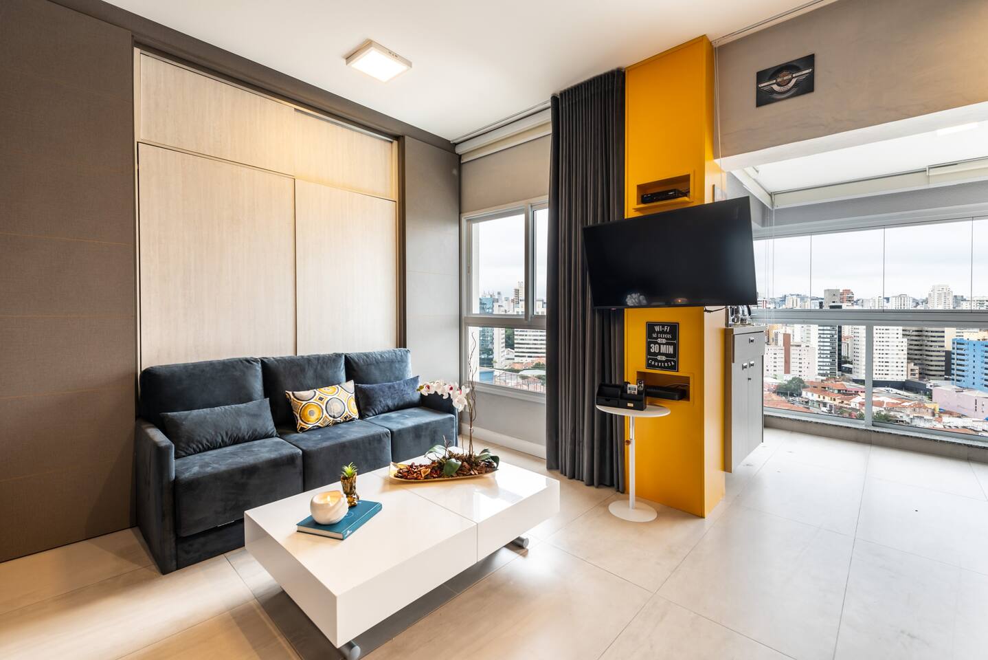 A mesma mesa de jantar, se transforma em mesa de reuniao e mesa de centro. O apartamento deixa de ter cara de apartamento e pode ser seu escritorio durante a sua estadia