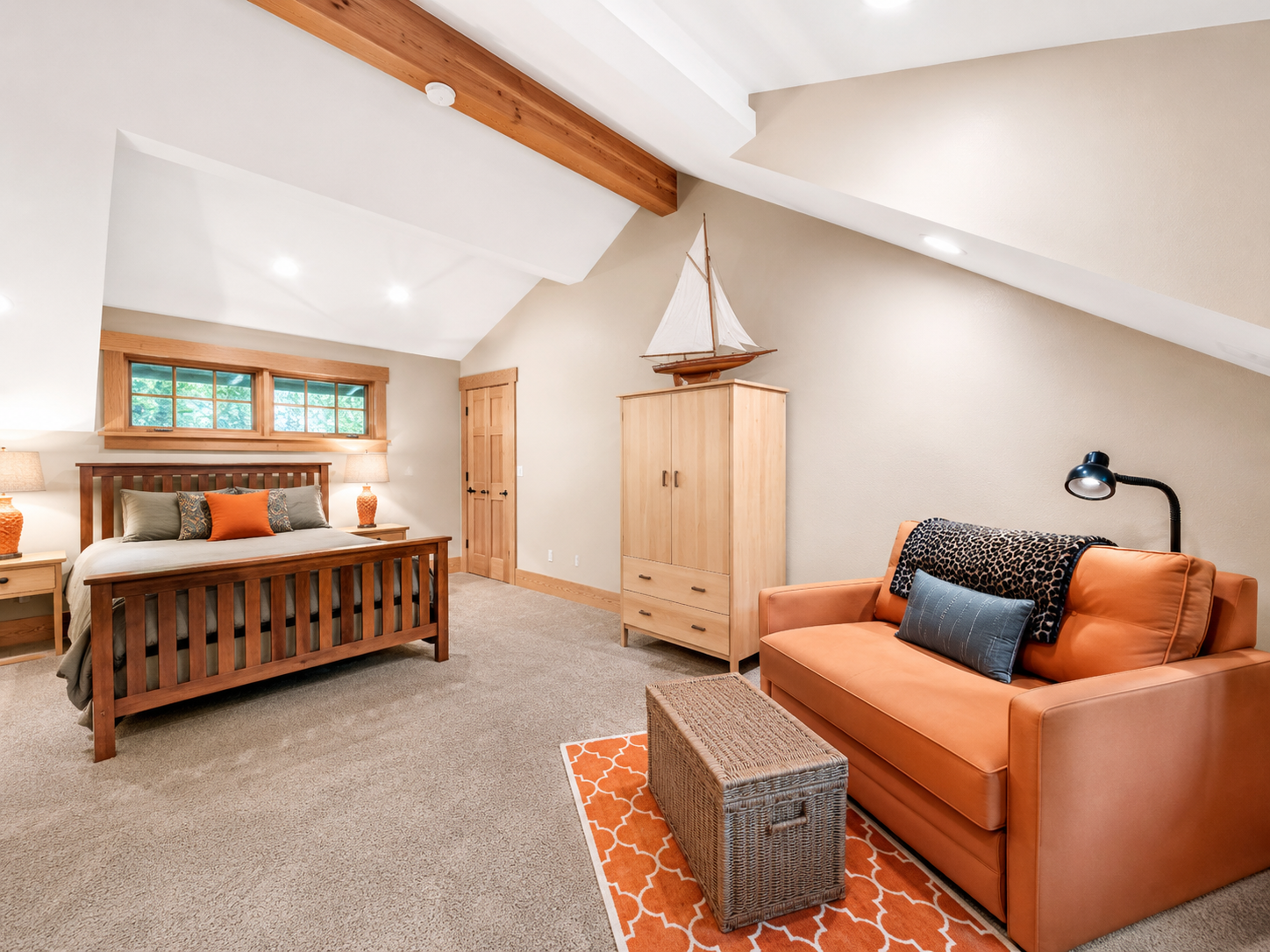 Bedroom 4
Queen bed and pull-out sleeper sofa. Located between the main house and the bunk room, this bedroom is ideal for parents who want to be close to children sleeping in the bunk room.