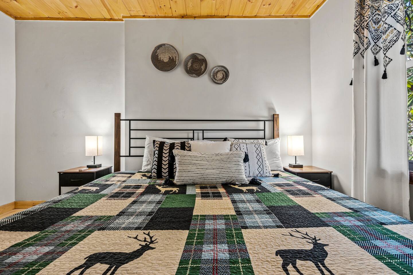 Bedroom#2 with Smart TV 