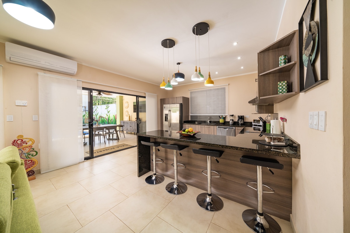Hungry? Thirsty? No problem, it's a short walk from the pool to the kitchen. 