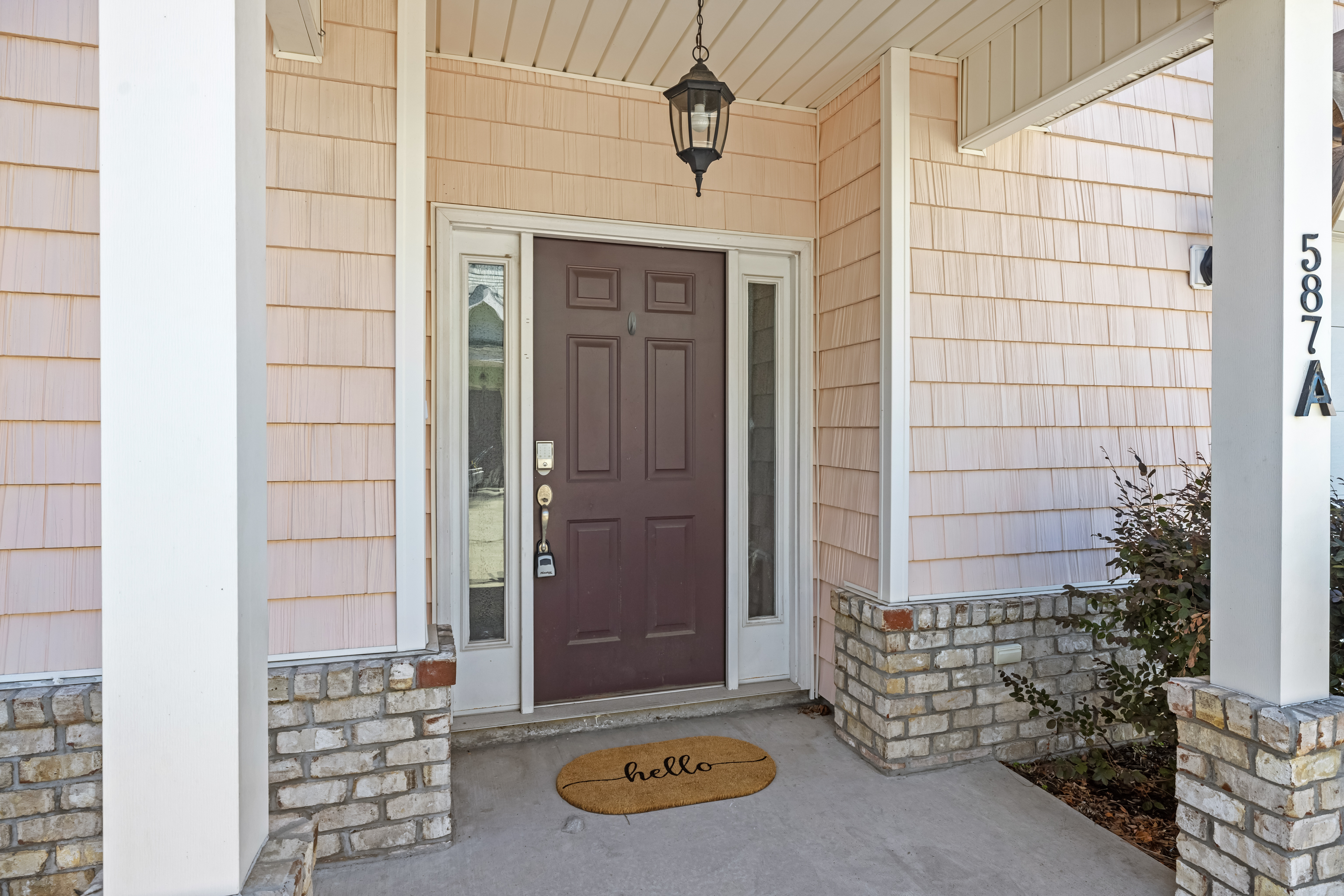 Seamless arrival with secure keyless entry.
Skip the keys and enjoy effortless check-in — arrive on your schedule, step inside with ease, and start relaxing the moment you walk through the door.