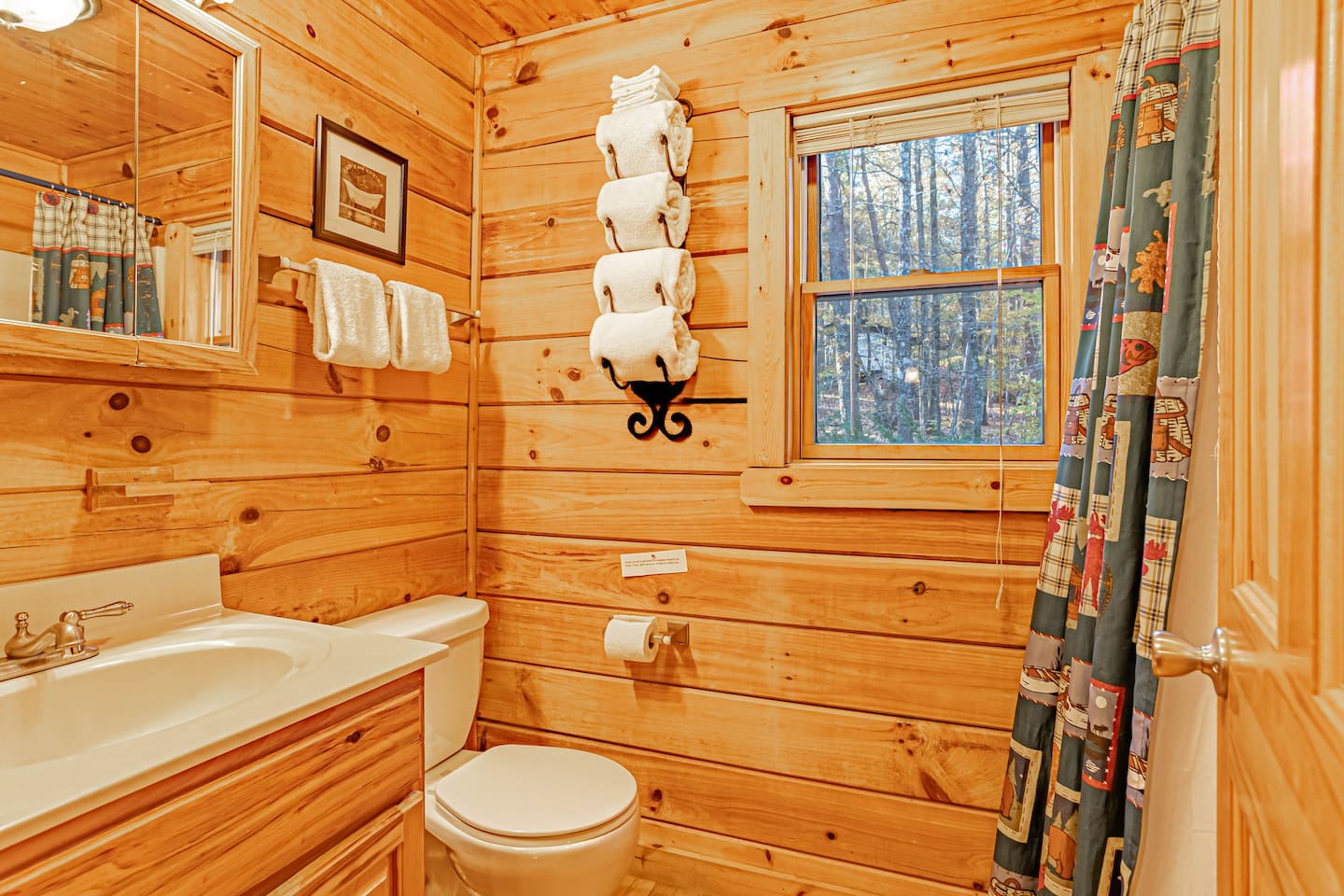 Main floor full bathroom