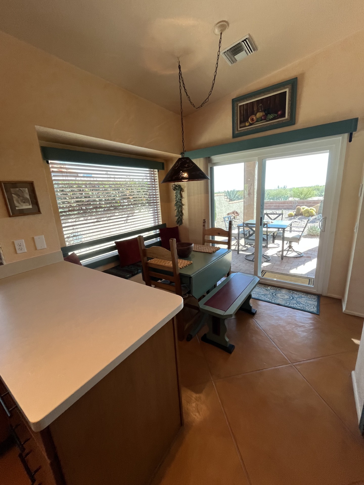 Eat in breakfast nook 
