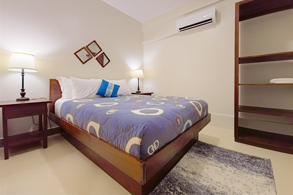 1sT BEDROOM (queen bed)