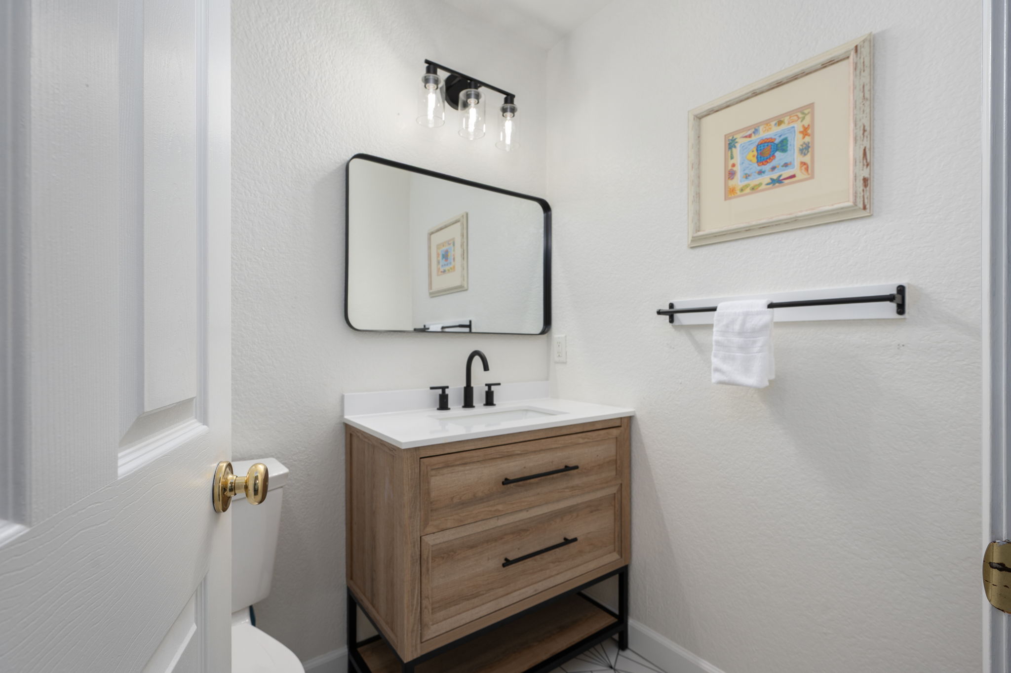 Coastline Haven — En-Suite Bath (2)