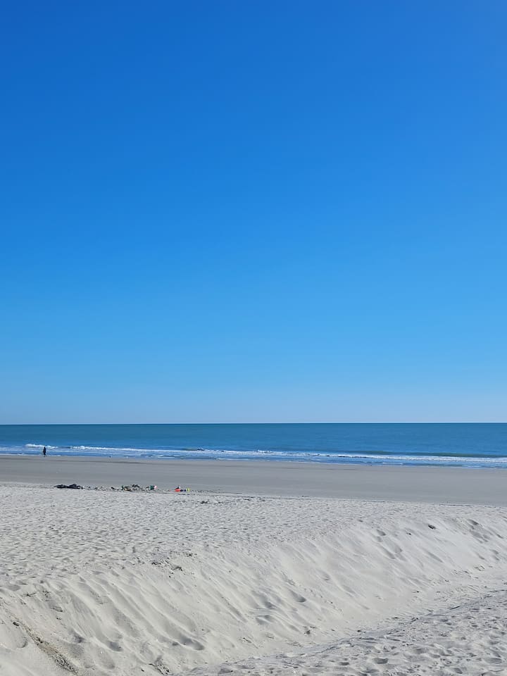 Beach 5 min walk from condo