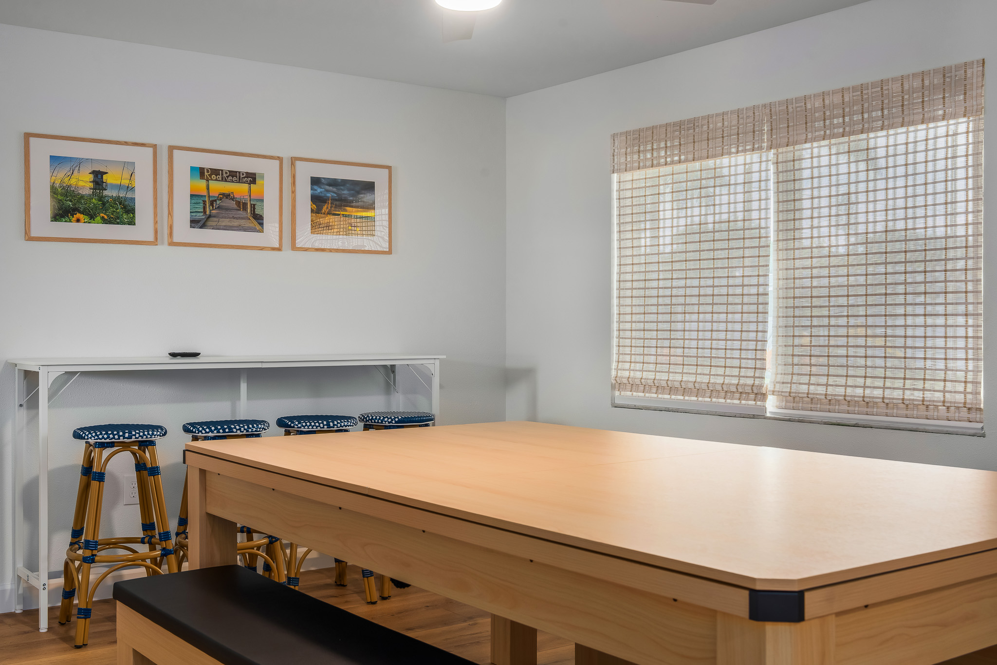 🎉 Game Room Fun – Enjoy pool, ping-pong, board games, and a Smart TV, with comfy bar seating for relaxing between rounds. Local photography of Anna Maria Island adds a coastal touch.
