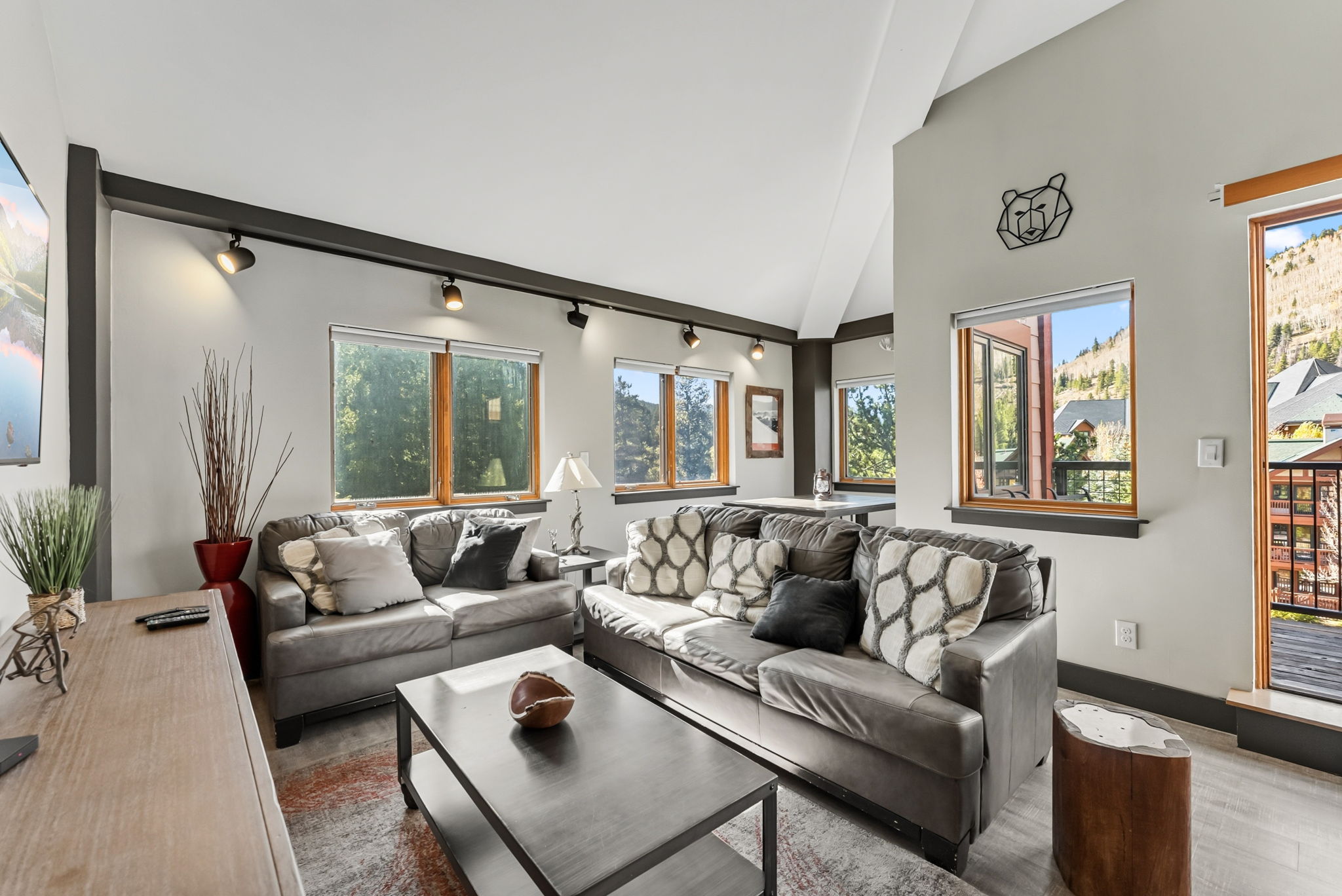 Living area, main level