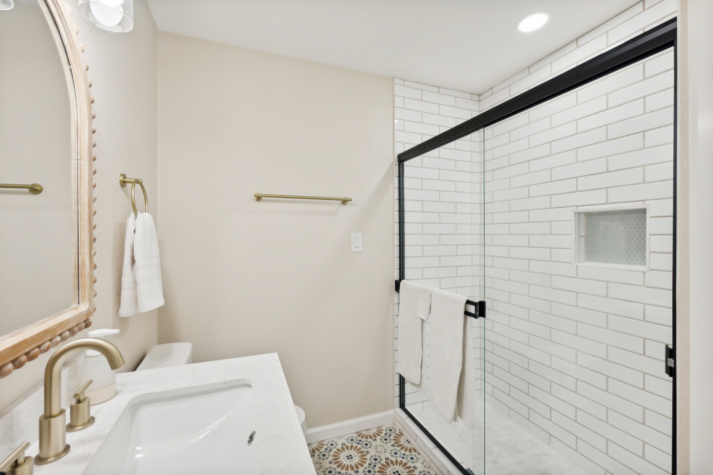 Modern Studio | Private Patio | Near airport 2