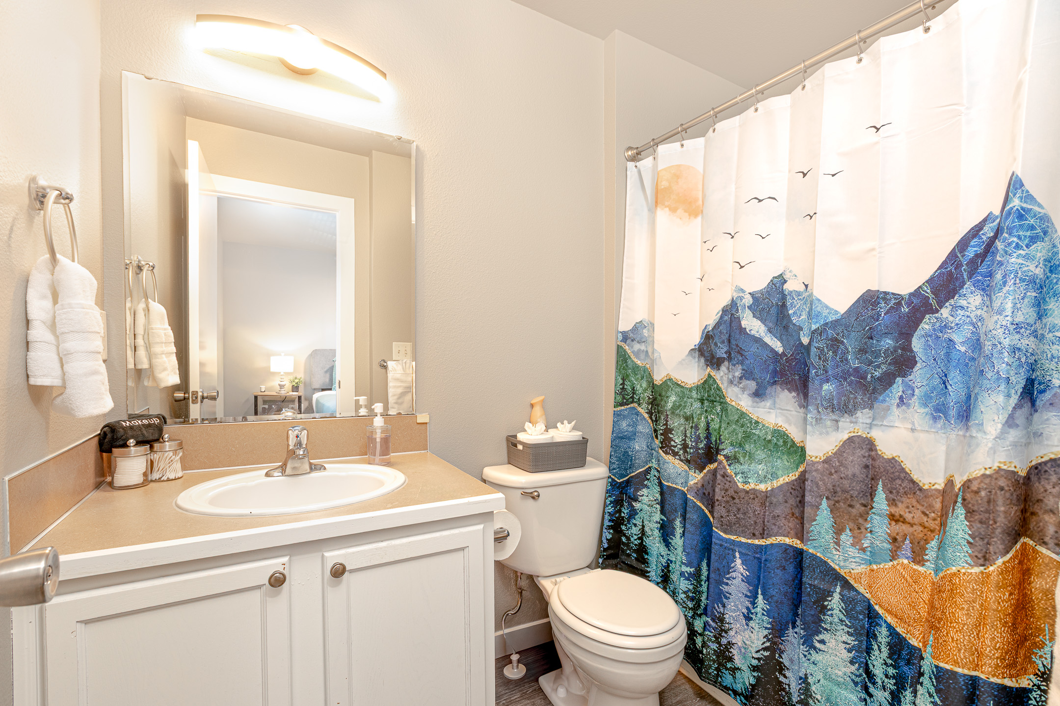 3008 Regan – Full Bathroom
Bright and clean bathroom with shower and tub.