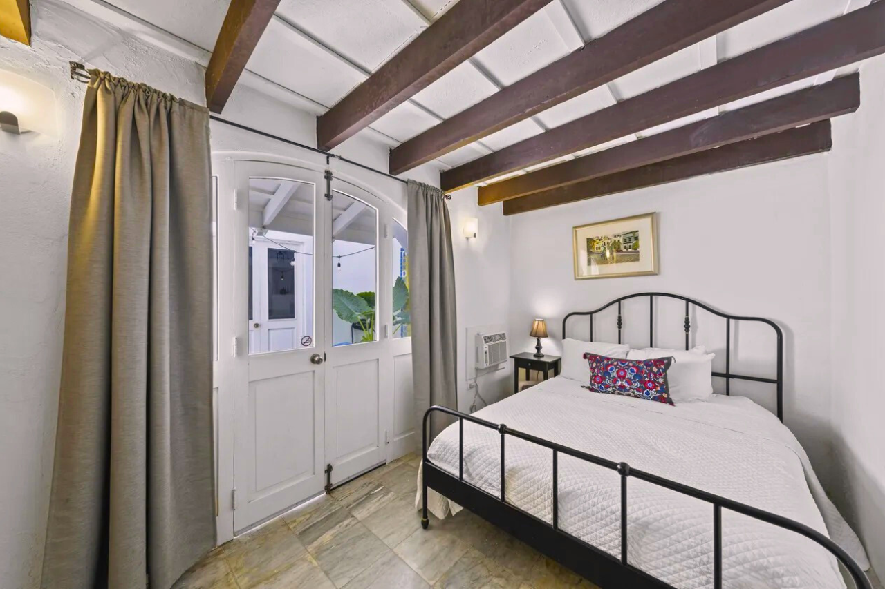 downstair room queen bed